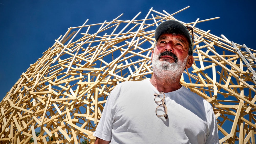 Hat seine Kunstwerke schon auf an vielen Orten auf der Welt aufgebaut: Martin Steinert.