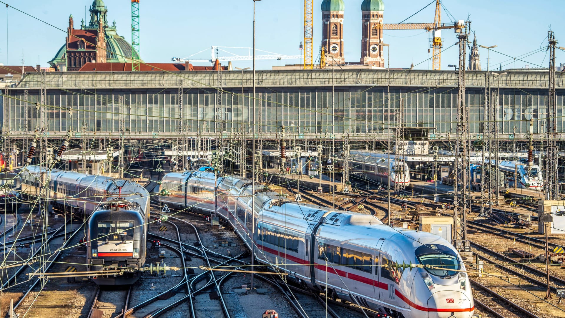 ICE kurz vor der Ankunft im Münchner Hauptbahnhof (Symbolfoto): Ein Zug, der aus München abfahren sollte, wurde nach nur einem Stopp geräumt.