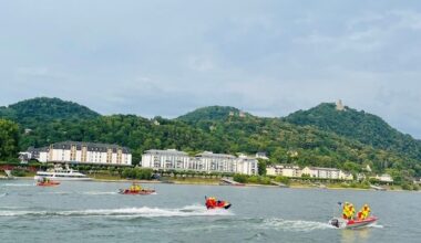 FW-BN: Wasserrettungseinsatz durch Schwimmer auf dem Rhein