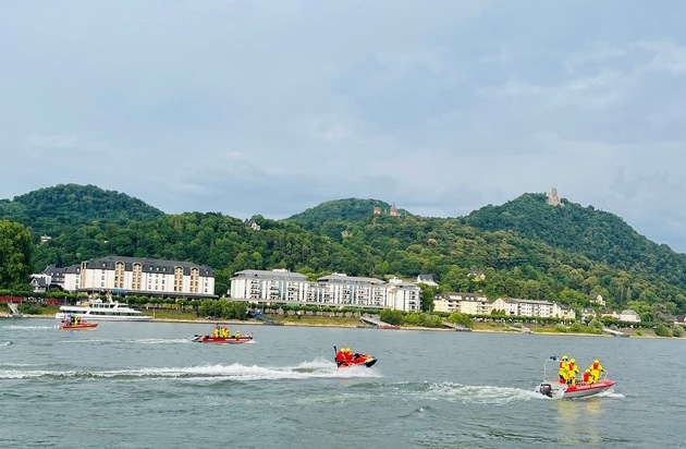 FW-BN: Wasserrettungseinsatz durch Schwimmer auf dem Rhein