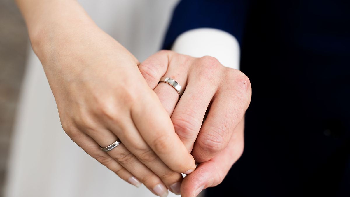 Frauen und Männer tragen in Partnerschaften oft sehr unterschiedlich zum Haushaltseinkommen bei (Symbolbild)