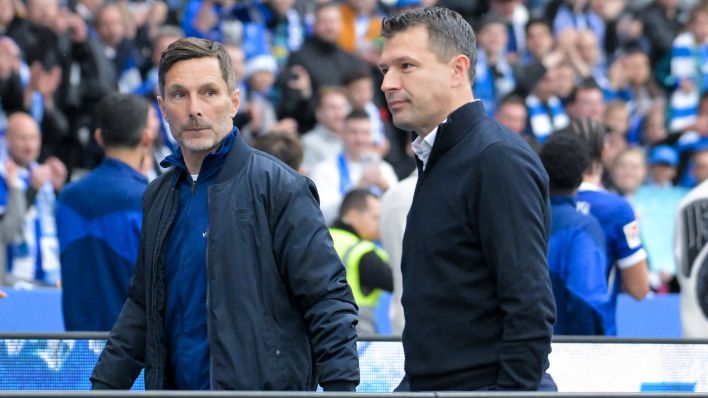 Hertha-Trainer Stefan Leitl (l.) und Sportdirektor Benjamin Weber im Gespräch. (Foto: IMAGO / mix1)