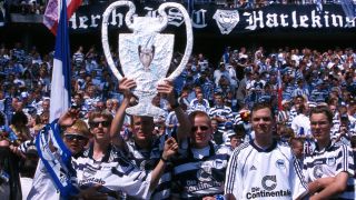 Andere Zeiten: Hertha-Fans während der Saison 1998/99 - in den vielleicht schönsten Hertha-Trikots aller Zeiten. (Quelle: IMAGO / Camera 4)