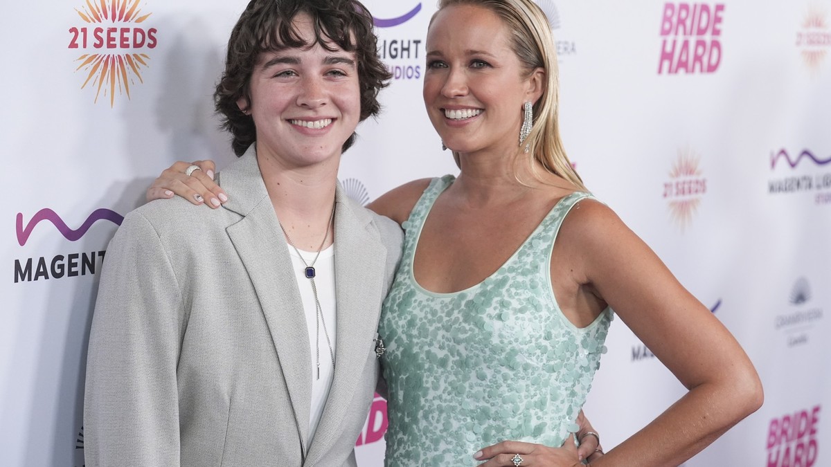 Netflix-Star Anna Camp verteidigt Beziehung mit deutlich jüngerer Frau