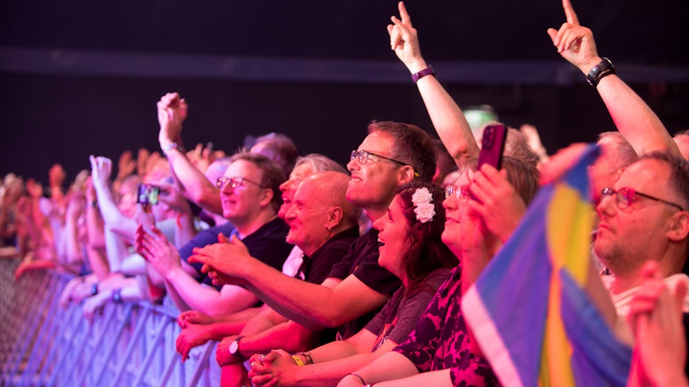 Schwedische Fahnen und Partystimmung: das Publikum bei „Roxette“.