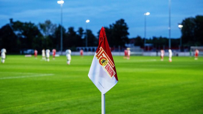Die Eckfahne von Union Berlin bei einem Amateurspiel (imago images/Matthias Koch)