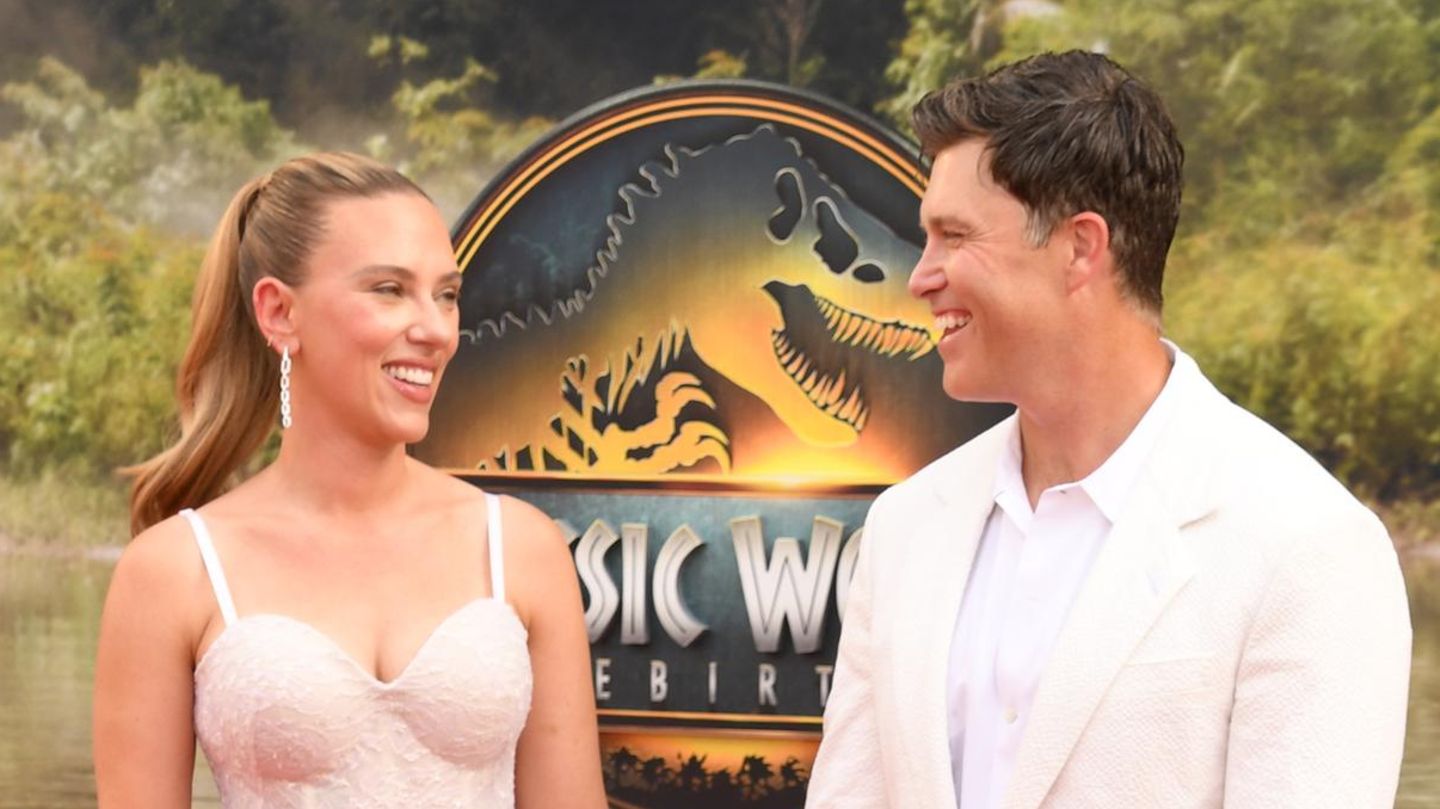 Scarlett Johansson überrascht im Brautlook bei "Jurassic World"-Premiere