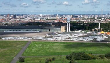 Archivbild: Die sogenannten Tempohomes, Wohncontainer für Geflüchtete, stehen vor dem früheren Hangar auf dem Tempelhofer Feld. (Quelle: dpa/Jutrczenka)