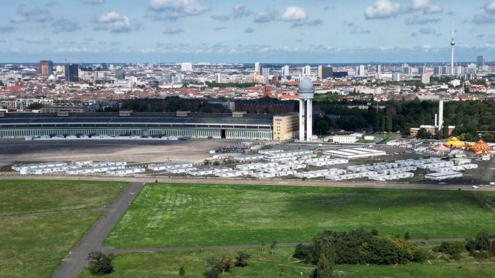 Archivbild: Die sogenannten Tempohomes, Wohncontainer für Geflüchtete, stehen vor dem früheren Hangar auf dem Tempelhofer Feld. (Quelle: dpa/Jutrczenka)