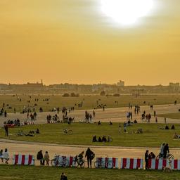 Menschen bei Freizeitaktivitaeten auf der Startbahn und Landebahn auf dem ehemaligen Flughafen Berlin Tempelhof, Saharastaub, Sonnenuntergang (Quelle: dpa)