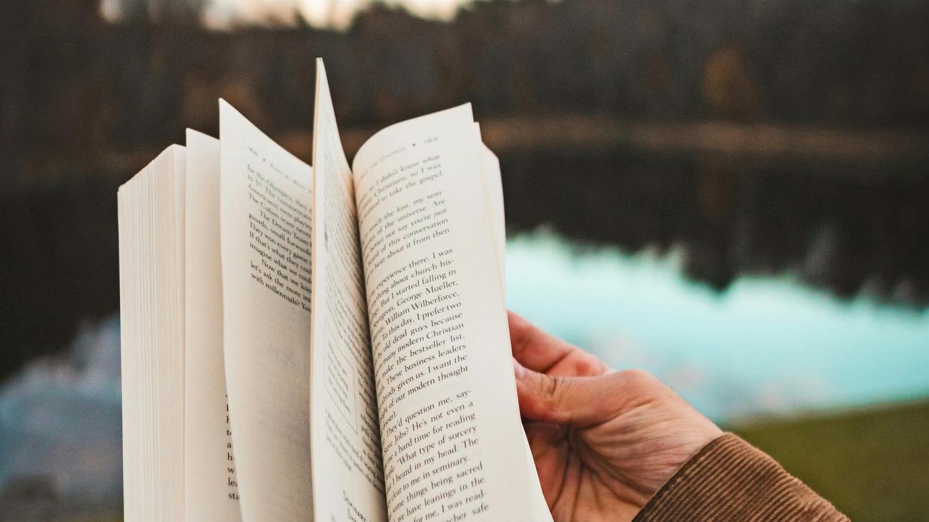 Literaturempfehlungen: Die Sachbuch-Bestenliste für Juli und August 2025