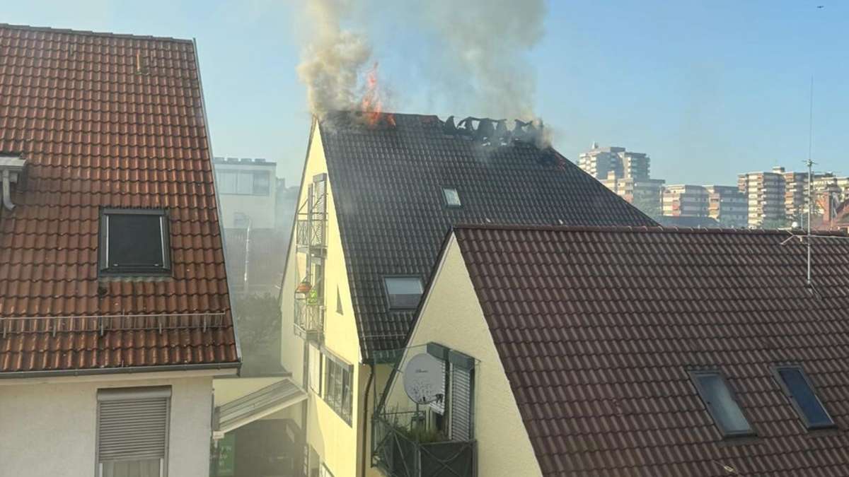 Stuttgart-Botnang: Dachstuhlbrand hält Feuerwehr in Atem