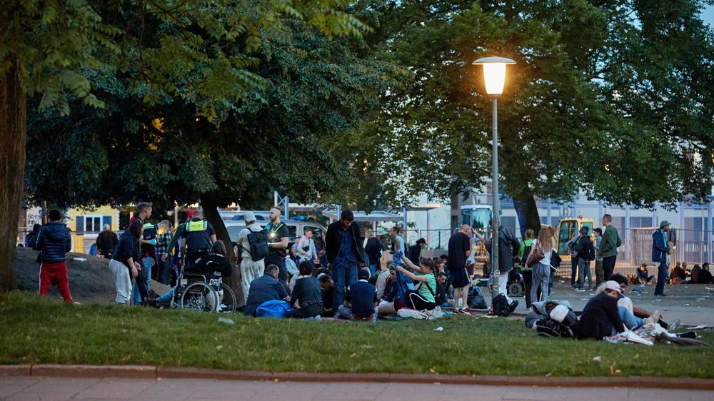 Suchtkranke in Hamburg: Im August-Bebel-Park nahe dem Hamburger Hauptbahnhof sammeln sich Suchtkranke und Obdachlose, wie auf diesem Archivfoto aus dem Sommer 2023. Bisher setzte die Stadt hier vor allem auf verstärkte Polizeipräsenz.