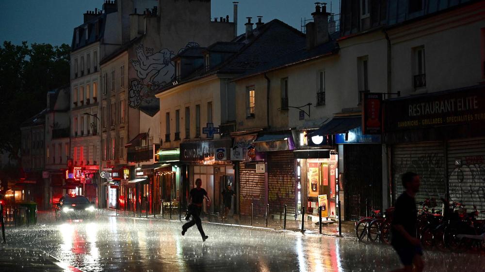 Extremwetter: Menschen suchen während eines Gewitters im 20. Arrondissement von Paris Schutz.