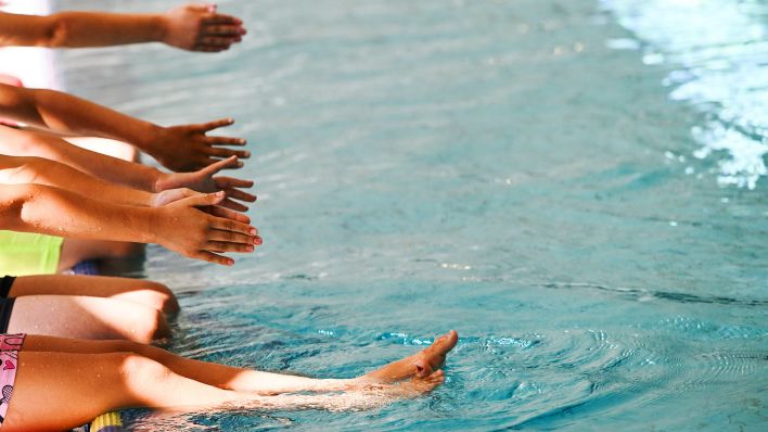 Symbolbild:Schülerinnen und Schüler nehmen an einem Schwimm-Intensivkurs teil.(Quelle:picture alliance/dpa/J.Kalaene)