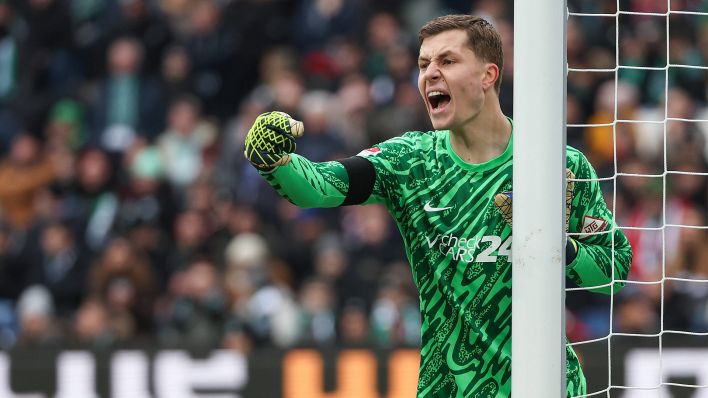 Hertha-Torhüter Tjark Ernst gibt seinen Teamkollegen Anweisungen. (Foto: IMAGO / osnapix)
