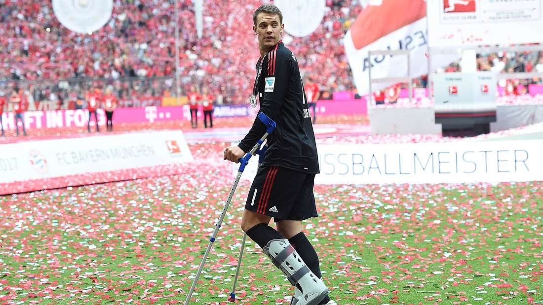 Manuel Neuer feiert die Meisterschaft des FC Bayern auf Krücken