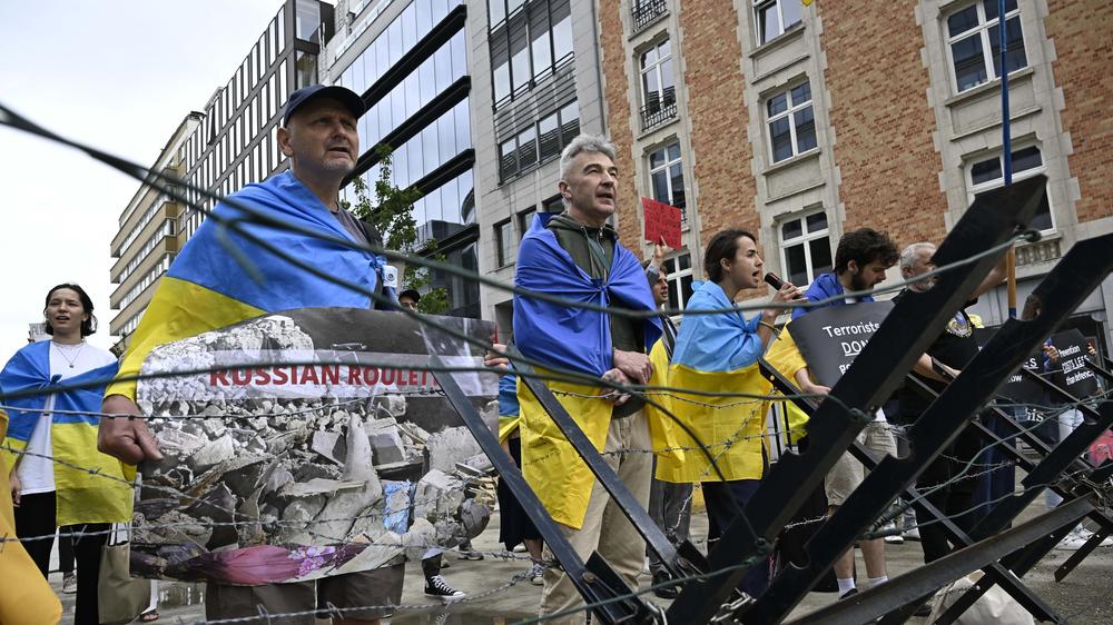 Ukrainekrieg: Demonstranten protestieren während des EU-Gipfels in Brüssel für härtere Sanktionen gegen Russland.