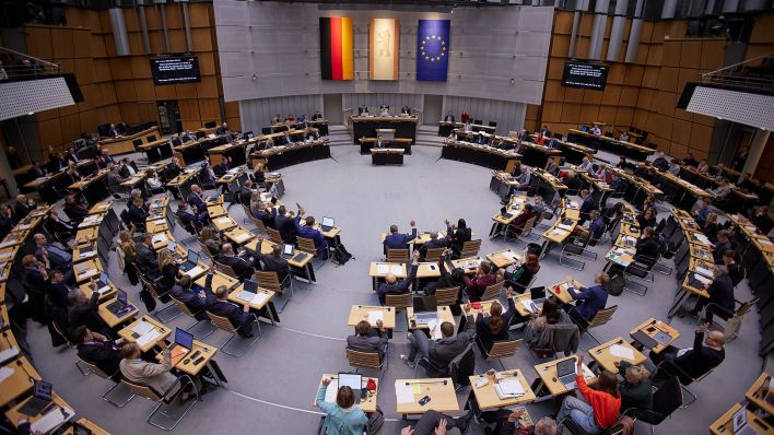 Blick ins Plenum während einer Sitzung im Berliner Abgeordnetenhaus. (Quelle: dpa/Jörg Carstensen)