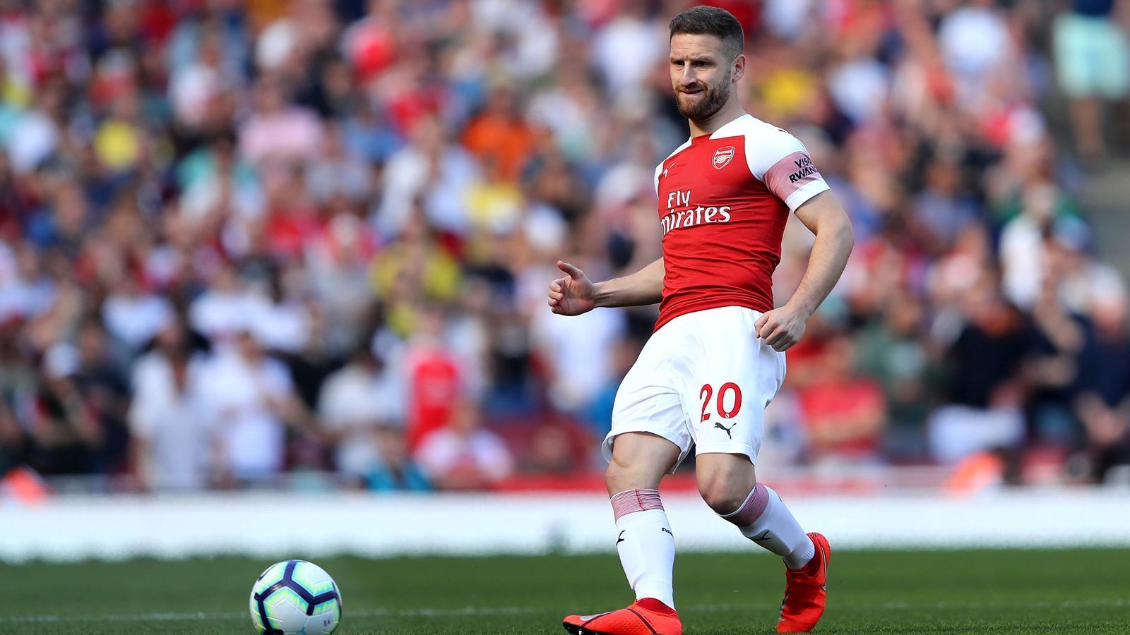 
                <strong>Platz 8 - Shkodran Mustafi</strong><br>
                • Abgebender Verein: FC Valencia<br>• Aufnehmender Verein: FC Arsenal<br>• Transfererlös: 41 Millionen Euro<br>
              