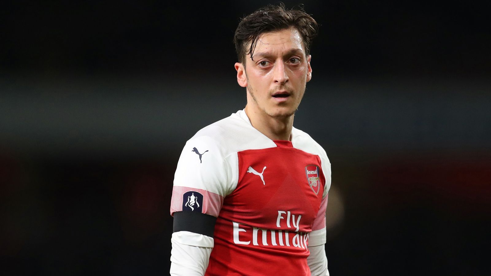 
                <strong>Platz 6 - Mesut Özil</strong><br>
                • Abgebender Verein: Real Madrid<br>• Aufnehmender Verein: FC Arsenal<br>• Transfererlös: 47 Millionen Euro<br>
              