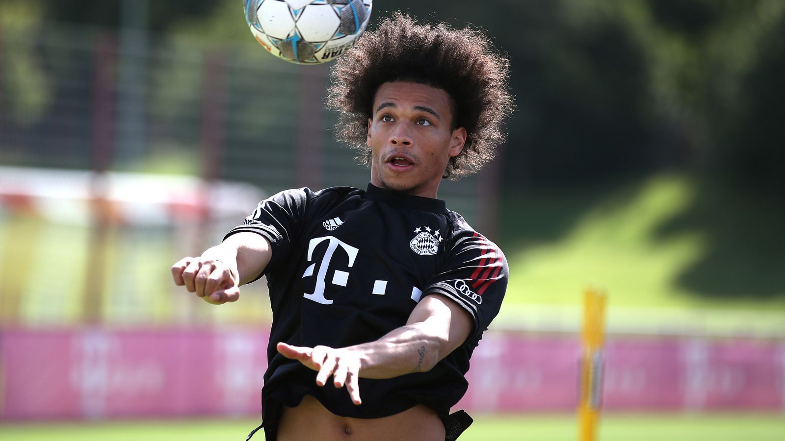 
                <strong>Platz 5 - Leroy Sane</strong><br>
                • Abgebender Verein: Manchester City<br>• Aufnehmender Verein: FC Bayern München<br>• Transfererlös: 49 Millionen Euro<br>
              