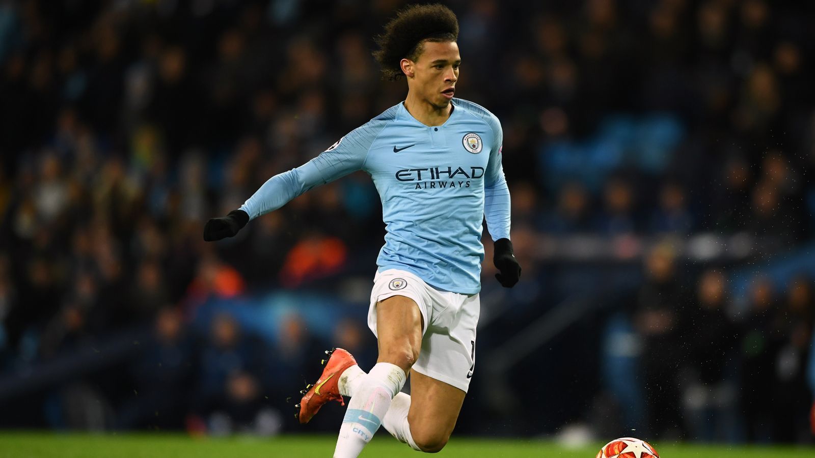 
                <strong>Platz 4 - Leroy Sane</strong><br>
                • Abgebender Verein: FC Schalke 04<br>• Aufnehmender Verein: Manchester City<br>• Transfererlös: 52 Millionen Euro<br>
              