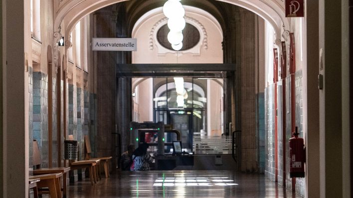 "Asservatenstelle" steht auf dem Schild in einem Flur des Kriminalgerichtes Moabit. (Quelle: dpa/Paul Zinken)