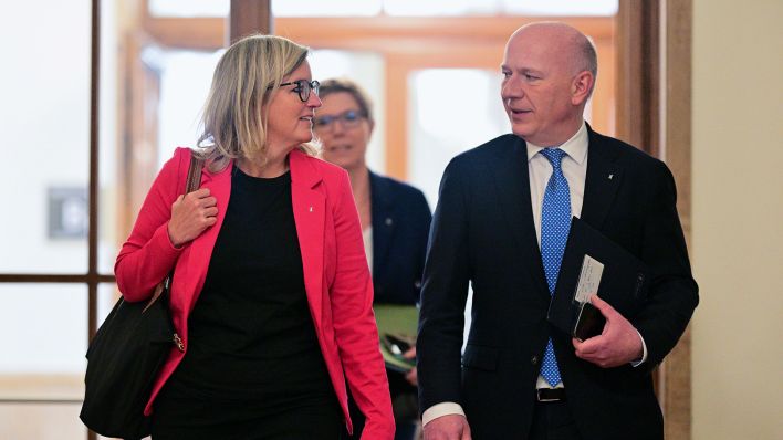 Martina Klement (CSU), Berlins Chief Digital Officer, und Kai Wegner (CDU), Regierender Bürgermeister, äußern sich nach der Senatssitzung zur Verwaltungsreform. (Quelle: dpa/Sebastian Gollnow)