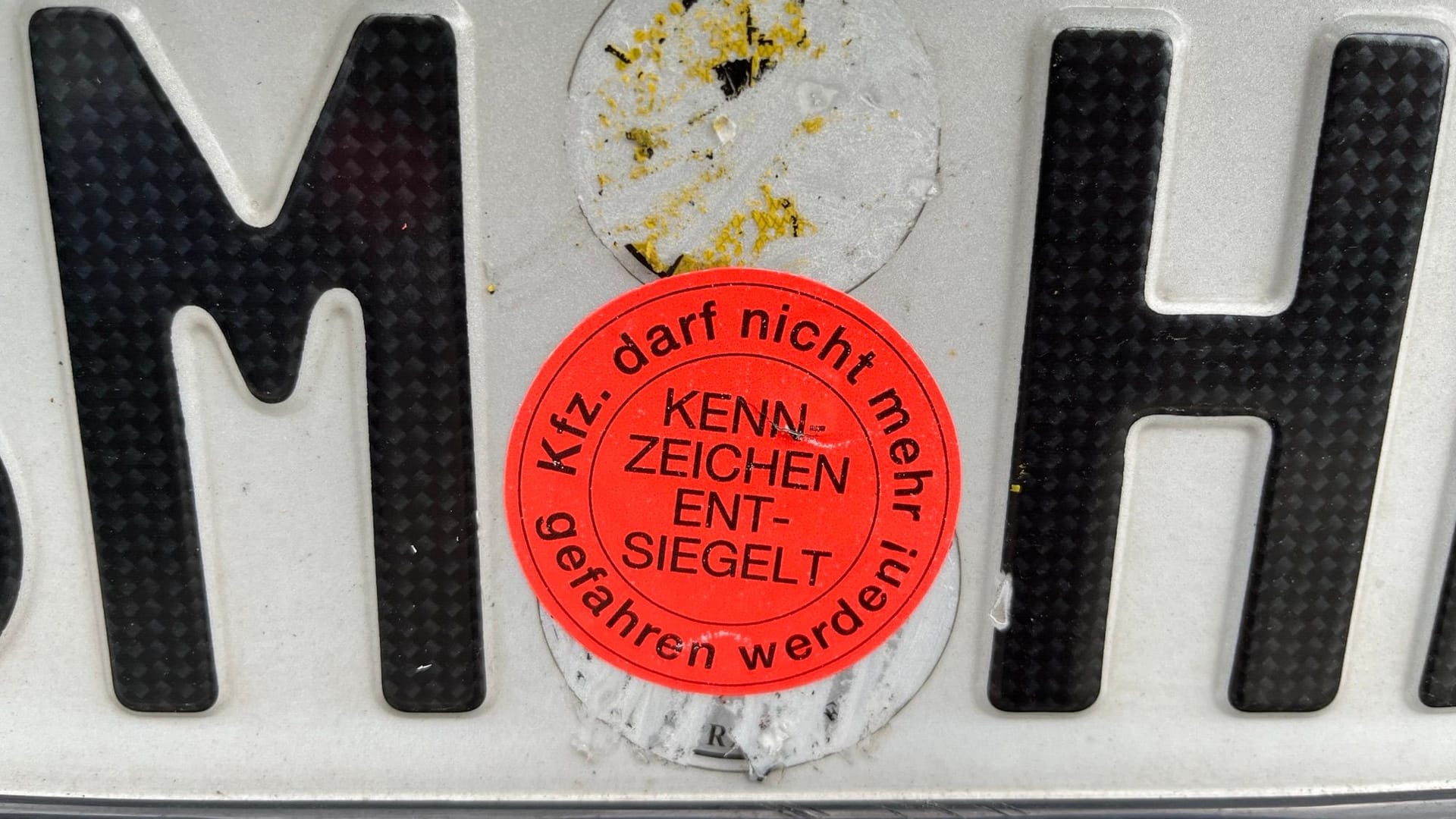 Nummernschild mit Entsiegelungsmarke: Die Polizei war in Oberbilk zu einer Kontrollaktion unterwegs.