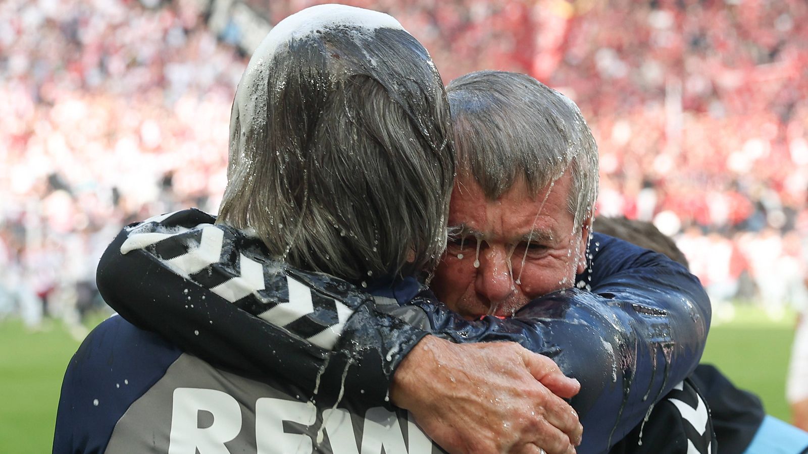 <strong>Bierdusche für Funkel</strong><br>Fast schon obligatorisch gab es nach Schlusspfiff natürlich auch die Bierdusche der Spieler für Coach Friedhelm Funkel und dessen Assistenten Matthias Lust.