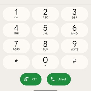 Die Anruf-Funktion eines Smartphones, bei dem Real Time Text (RTT) aktiviert ist.