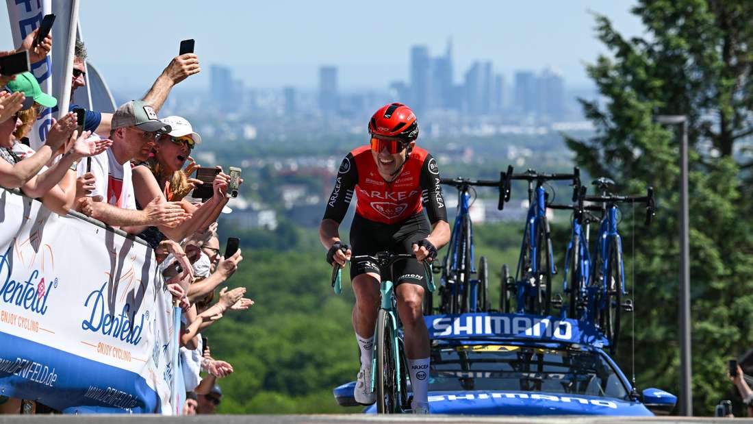 Das Radrennen Eschborn-Frankfurt ist 2025 noch anspruchsvoller als sonst. Am Rathaus von Eschborn ging es für die Fahrer los. Sie müssen zweimal den Feldberg und dreimal den Mammolshainer Stich bezwingen. Insgesamt sind knapp 200 Kilometer zu fahren.