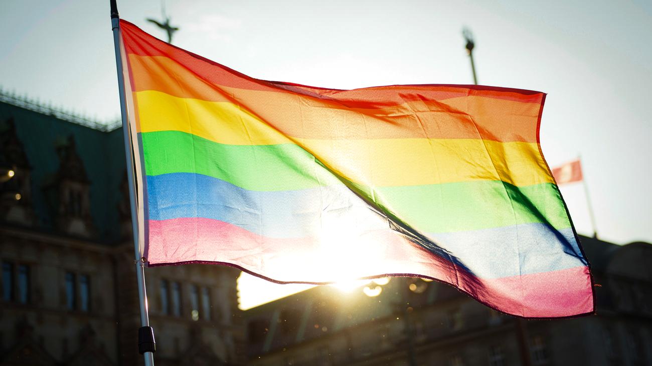Christopher Street Day in Berlin: Julia Klöckner verteidigt Entscheidung zu Regenbogenflagge