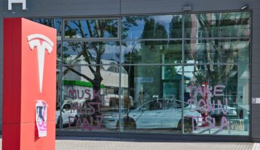 Aktivisten beschmieren Tesla-Autohaus in Berlin