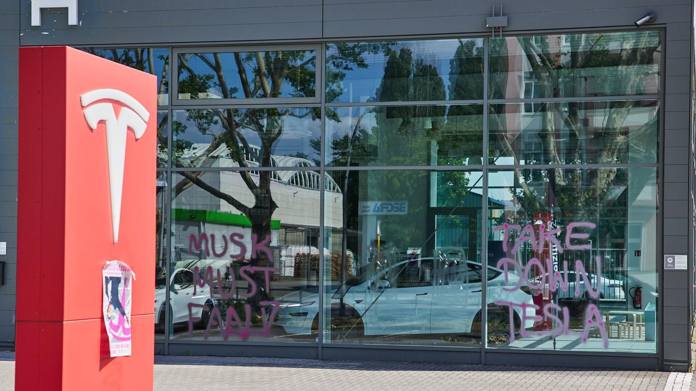 Aktivisten beschmieren Tesla-Autohaus in Berlin