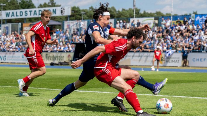 Herthas Fabian Reese im Zweikampf mit Ludwigsfelder FC