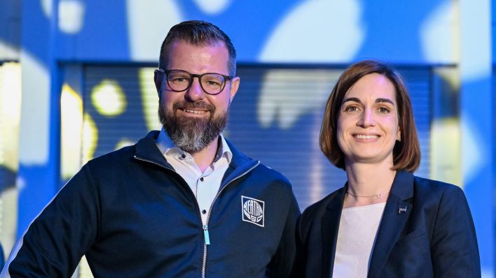 Hertha-Präsident Fabian Drescher und seine Stellvertreterin Anne Noske bei der Mitgliederversammlung am 25.05.2025 in der Messe Berlin (Bild: picture alliance/dpa/Soeren Stache)