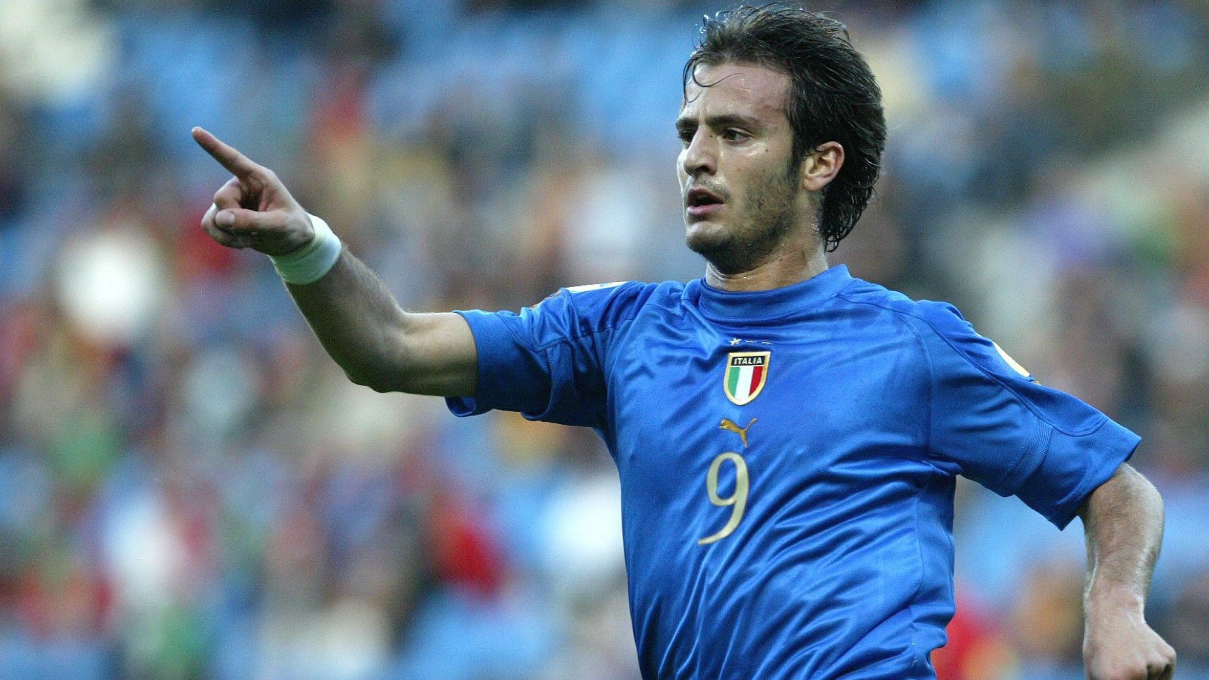 <strong>2004 (geteilt): Alberto Gilardino (Italien)</strong><br><strong>Turniertore:</strong> 4<br><strong>A-Länderspiele-/Tore:</strong> 57/19<br><strong>Erfolge:</strong> Weltmeister (Italien), Champions-League-Sieger, Klub-Weltmeister, UEFA-Supercup-Sieger (alles AC Mailand)<br><strong>Letzter Verein:</strong> Spezia Calcio