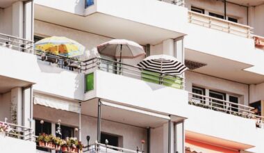 Symbolbild: Sonnenschirme auf dem Balkon eines Plattenbaus, aufgenommen in Berlin. (Quelle: dpa/Gaertner)