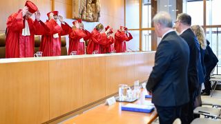Holger Wöckel (l-r), Thomas Offenloch, Rhona Fetzer, die Vorsitzende Christine Langenfeld, Astrid Wallrabenstein und Peter Frank vom Zweiten Senat des Bundesverfassungsgericht kommen in den Verhandlungssaal. (Quelle: dpa/Anspach)