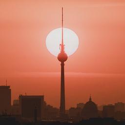 Symbolbild: Der Sonnenaufgang zeichnet sich ab hinter der Stadtsilhouette mit dem Fernsehturm in Berlin, 04.09.2024. (Quelle: imago/Florian Gaertner)