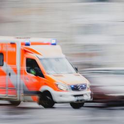 Rettungswagen der Berliner Feuerwehr faehrt mit Blaulicht ueber eine Kreuzung in Berlin