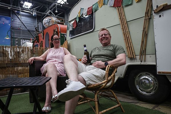 Die englischen Touristen Simon und Anne sind begeistert vom Indoor-Camping in Bonn. - © Oliver Berg/dpa