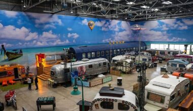 So schräg ist Trocken-Camping in Retro-Wohnwagen in einer Halle in Bonn