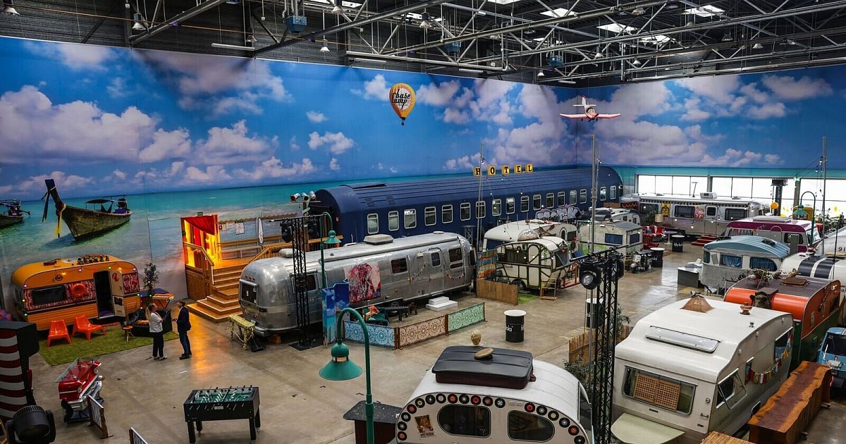 So schräg ist Trocken-Camping in Retro-Wohnwagen in einer Halle in Bonn