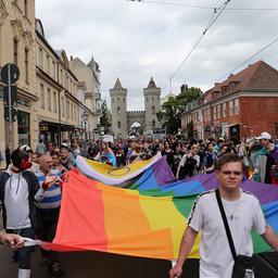 Archivbild: Menschen laufen mit Regenbogenfahne am Nauener Tor in der Friedrich-Ebert-Straße während einer Demo zum Christopher Street Day in Potsdam, 11. Mai 2024. (Quelle: imago images/Müller)