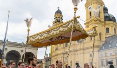 Die alte Pracht - katholische Kirche feiert Fronleichnam