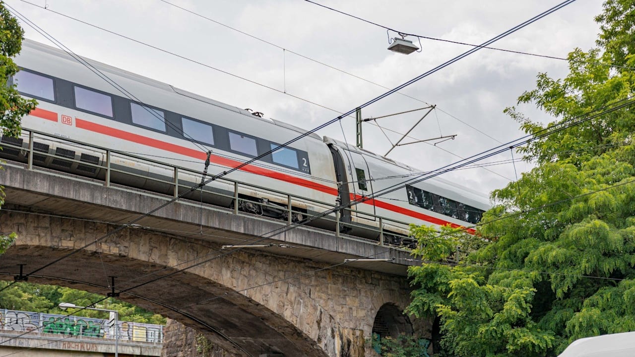 ICE bei Köln auf Brücke evakuiert! Deutsche Bahn räumt über Stunden | Regional