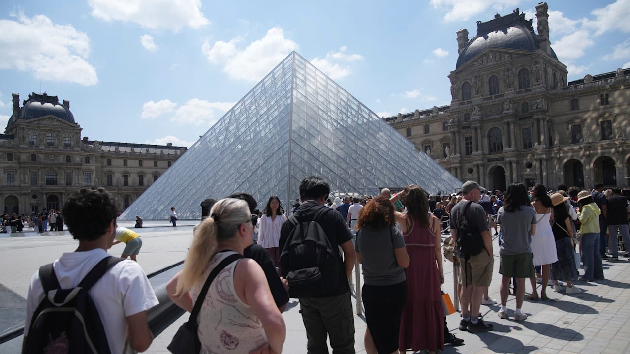 Louvre in Paris: Touristen stehen stundenlang vor verschlossenen Türen | News